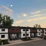 5 Mins To The Falls Brand New Home